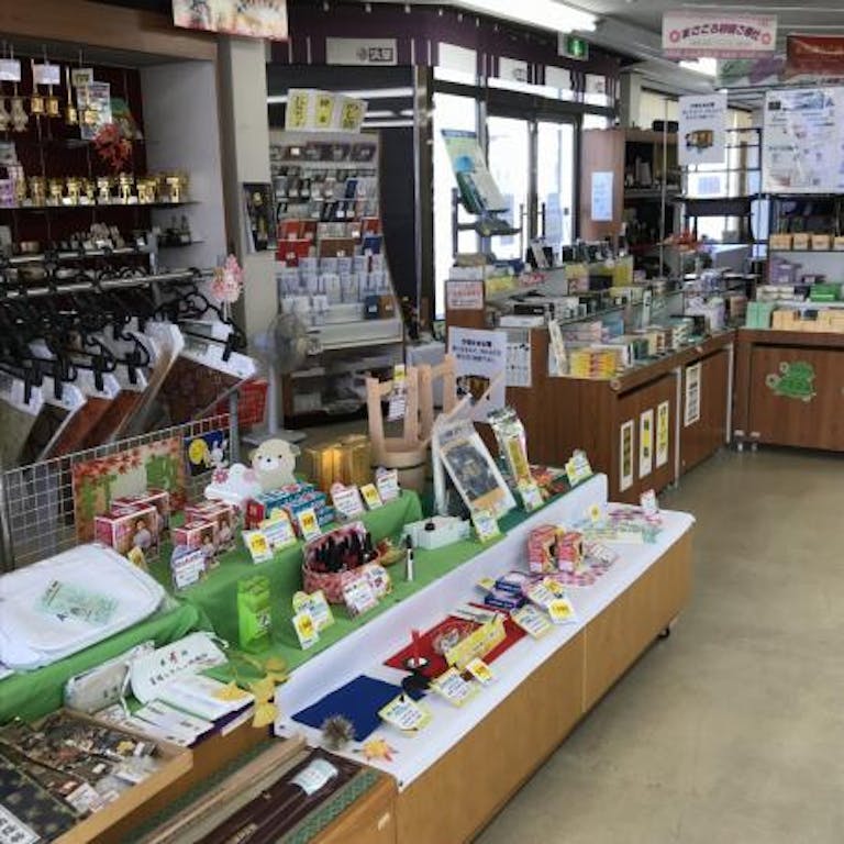大型の金箔仏壇の展示コーナーにはゆったりとした応接セットをご用意