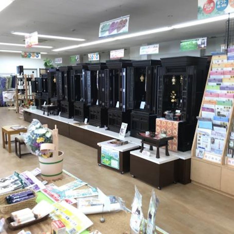 椅子に座ってゆっくり選べる伝統的な大型の金箔仏壇コーナー