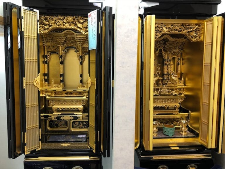仏具や位牌・仏像なども種類ごとに見やすく展示