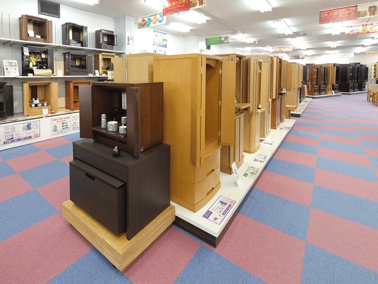 洋間にもピッタリな家具調仏壇は色・柄・サイズとも豊富な品揃え