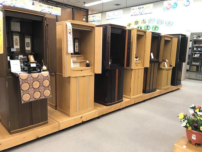 大型の金箔お仏壇がずらりと並ぶ２階の展示コーナー