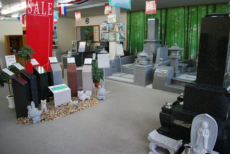 秩父市の墓石　和形・洋型　聖地公園用のお墓　多種展示こざいます。