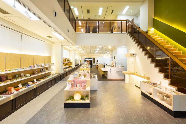 明るい店内でゆったりとご覧いただけます