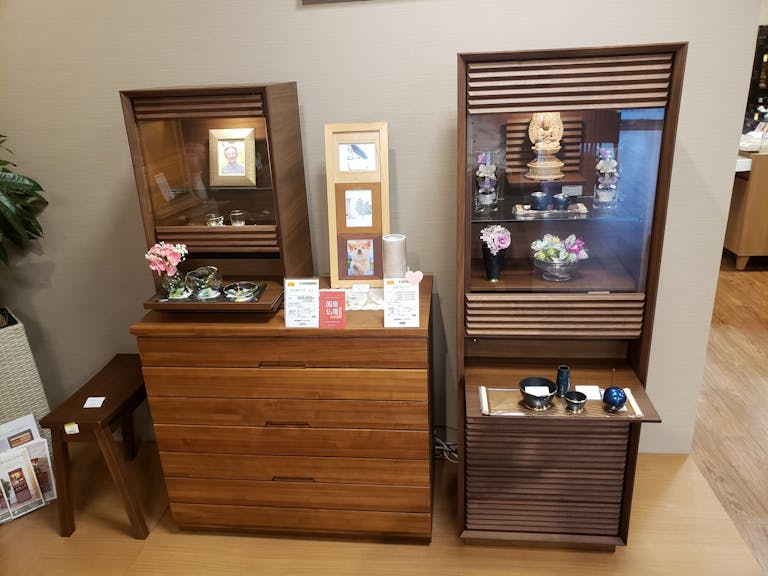 仏具や小物と合わせたお仏壇飾りもご提案しています