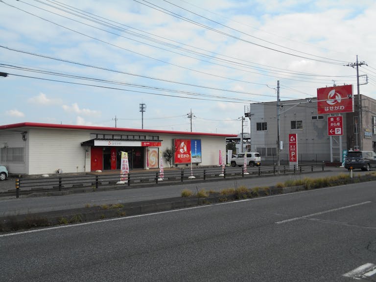 国道17号線沿いにある大きな駐車場が完備された店舗