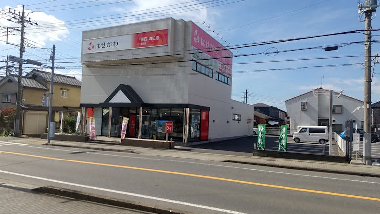 野田市役所前通り沿いにある駐車場が完備された店舗