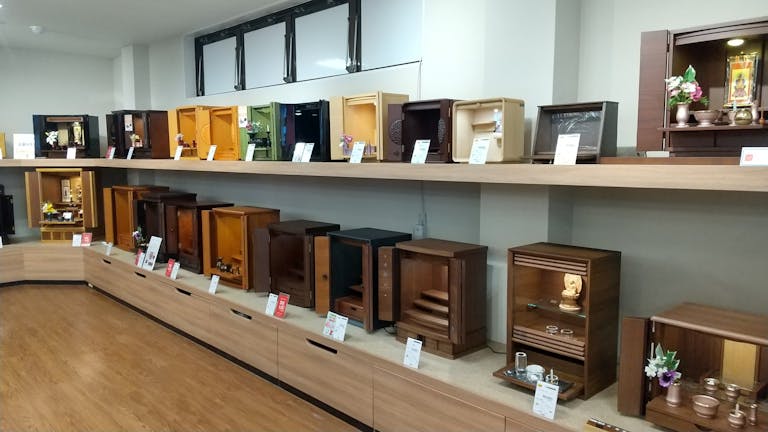 置き場所に困らないコンパクト仏壇を多数展示しております