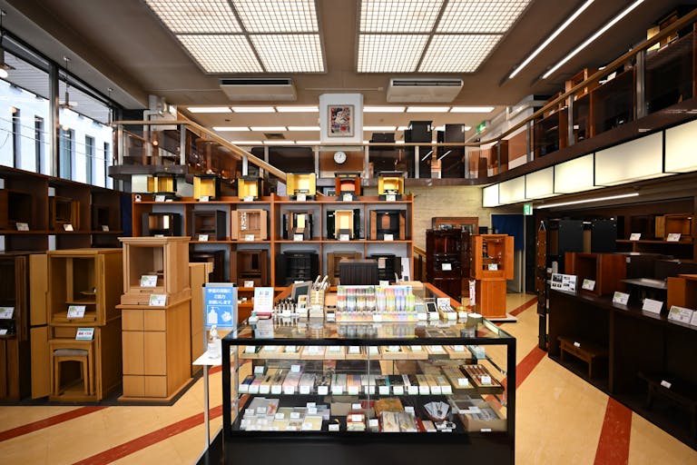 仏壇は様々なタイプの品を、常時150本ほど展示しております。