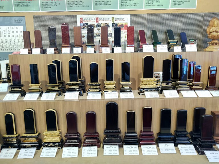 漆塗のお位牌から現代風のお位牌まで多数の商品を取り揃えております