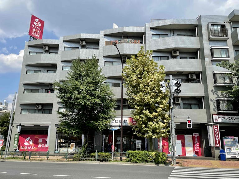 目白通り沿い。「落合南長崎駅」「東長崎駅」が最寄り駅です。