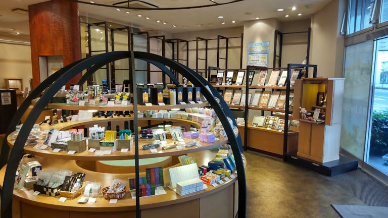 店内入口にはドーム型の棚がお客様をお出迎え。