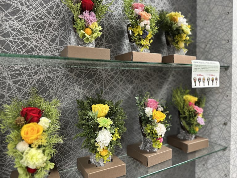 プリザーブドフラワーを使用した供花です