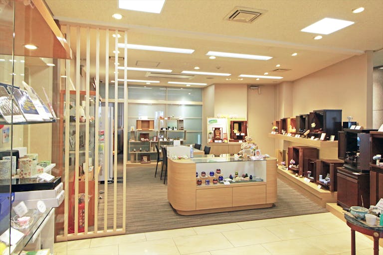 松戸家の店内では人気の家具調仏壇を中心に販売