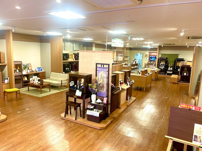 広々とした店内にはモダン型から伝統型までさまざまなお仏壇を展示していま