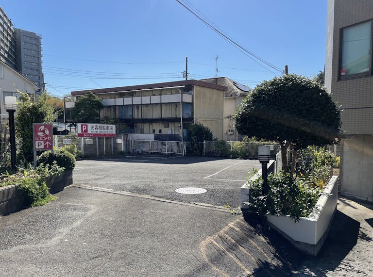 &quot;駐車場は入口から坂を下った途中にあります。 全５台分。