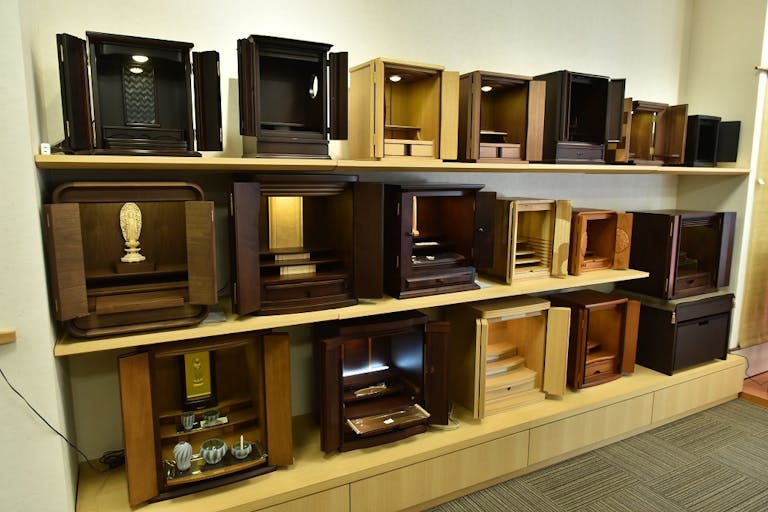 店内には様々な仏壇を展示