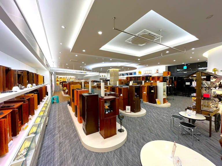 明るく広い店内には180本以上を展示中