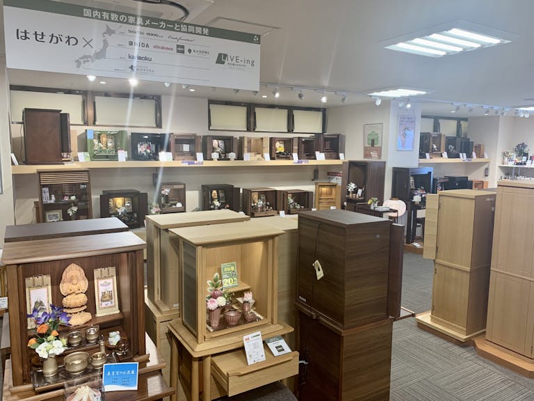 店内には様々な仏壇を展示