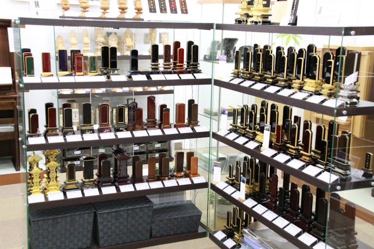 お位牌展示本数140本の品揃え