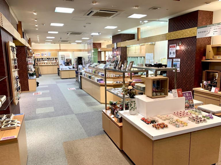 明るい店内には仏壇はもちろん、お線香やお念珠も