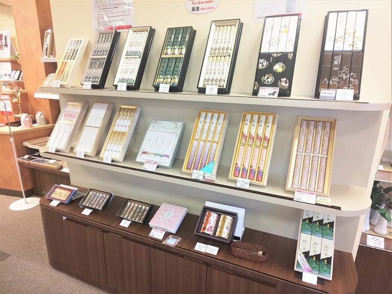 お贈り物用のお線香も数多く取り揃えております
