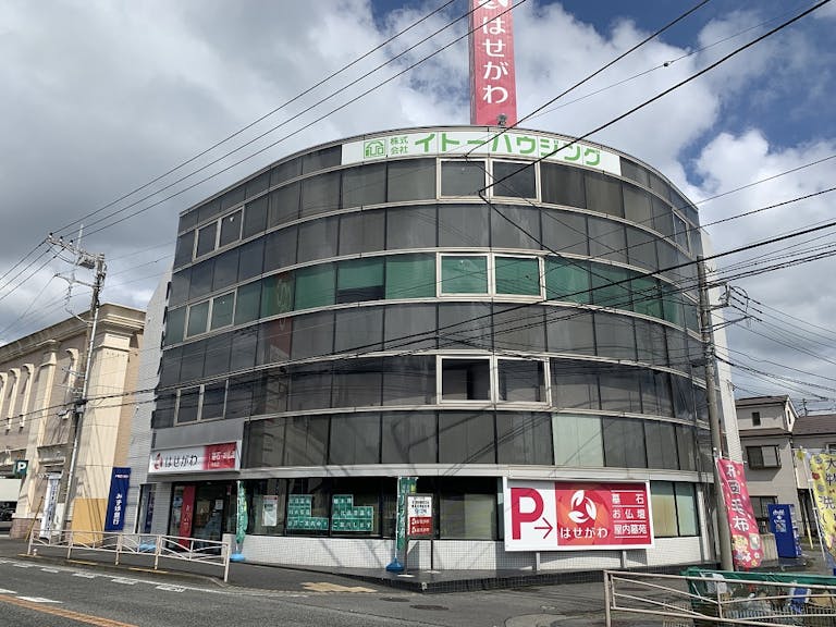 国道16号に面した、大きな看板が目印の店舗