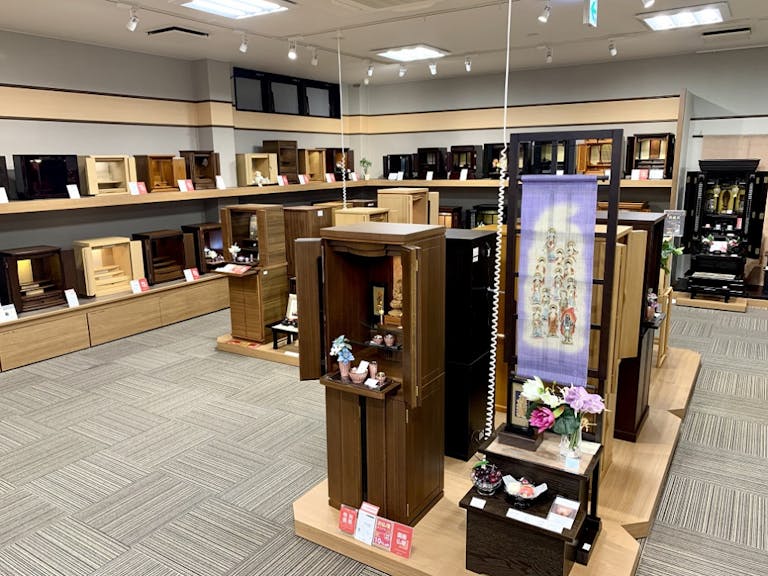店内にはたくさんのお仏壇を展示