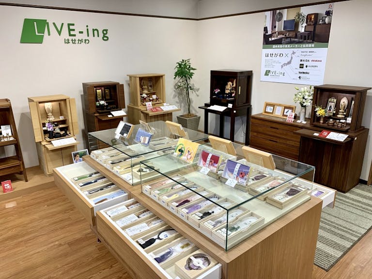 明るい店内には仏壇はもちろん、お線香やお念珠も