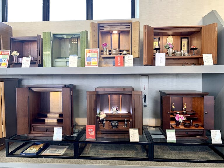 置き場所に困らないコンパクトな上置タイプのお仏壇も多数展示
