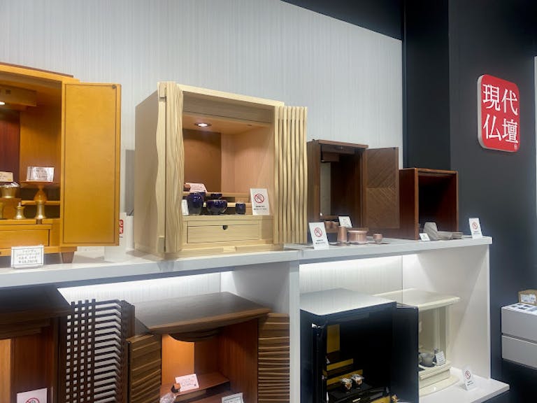 モダンな現代仏壇を展示したギャラリーメモリアを併設