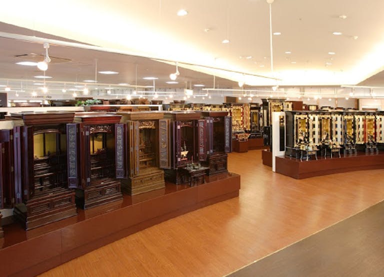 広々とした店内には伝統的なお仏壇からリビング仏壇まで豊富に展示