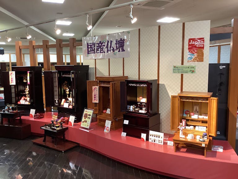 人気の国産仏壇を多数展示しています