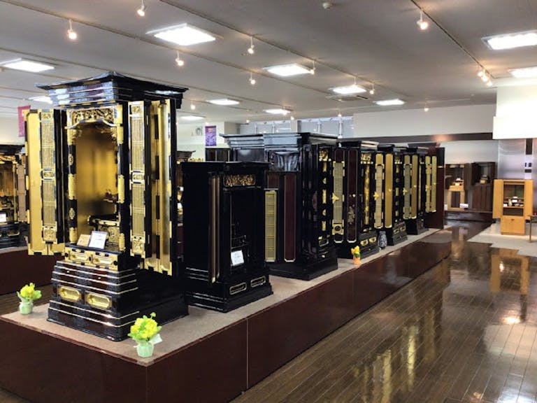伝統的な金仏壇も充実の品揃えです