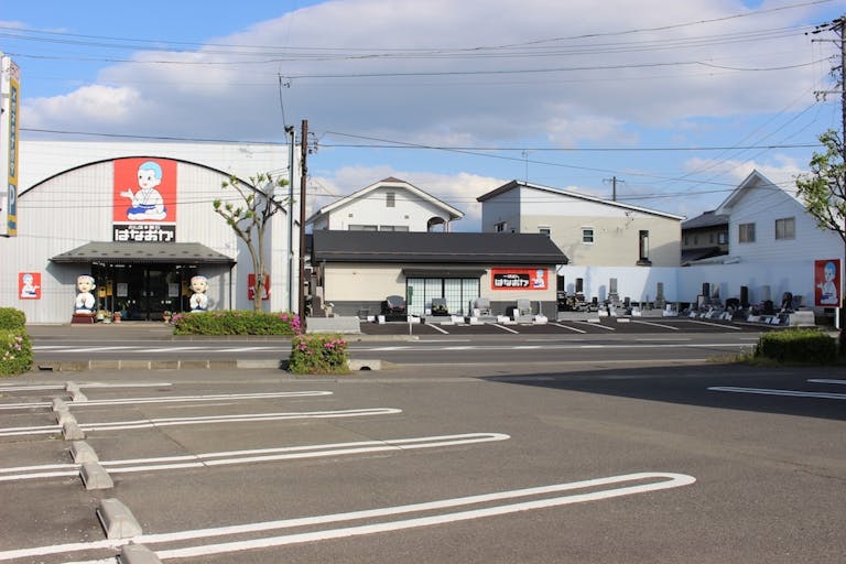 長野市稲田にある赤い看板が目印の店舗外観