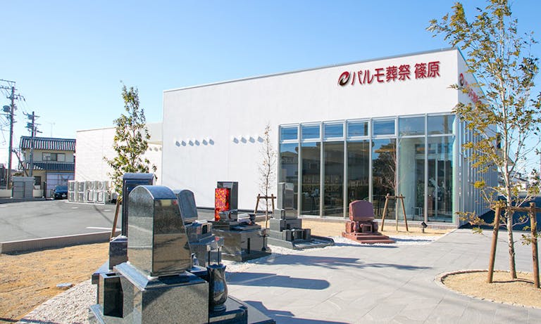 外には墓石の展示品もございます。墓石のご相談も承っております。