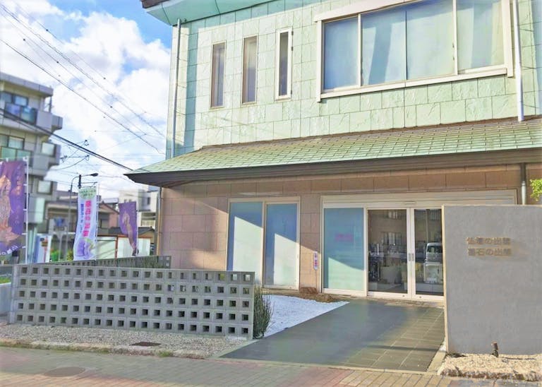 正面から右側に仏壇・墓石店の入口がございます。