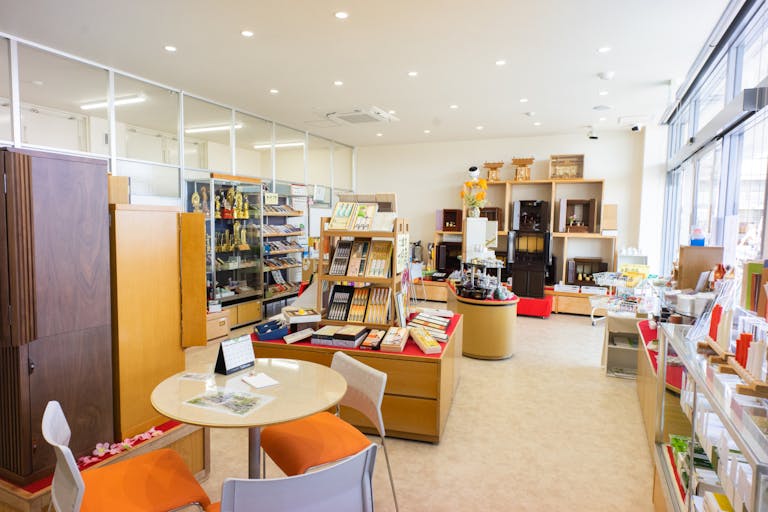 店内にはゆっくりくつろげるイスとテーブルをご用意