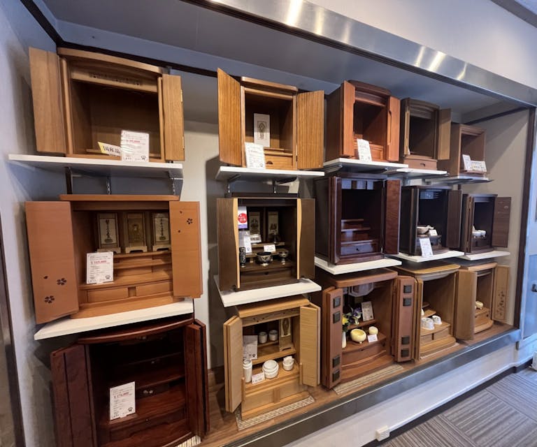 コンパクトなお仏壇の展示もございます