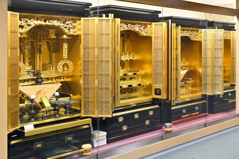 職人技が活きる大型の伝統型金仏壇が並ぶコーナー