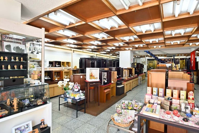 洋室にも和室にも合う家具調仏壇も多数ご用意しています