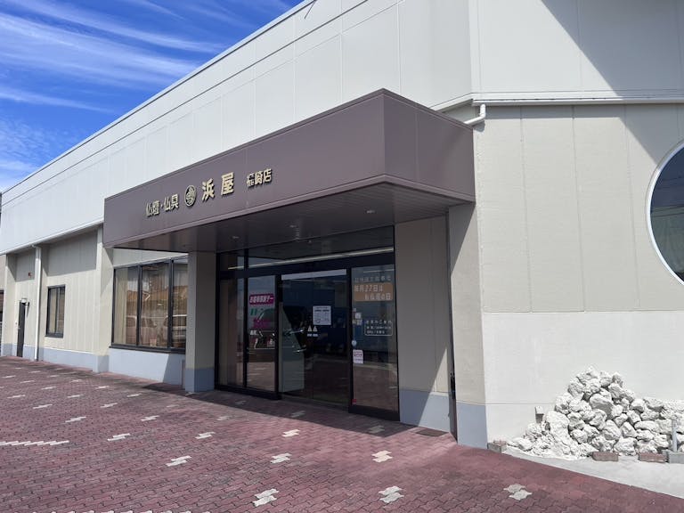 和室にピッタリの伝統的な唐木仏壇は充実の品揃えです