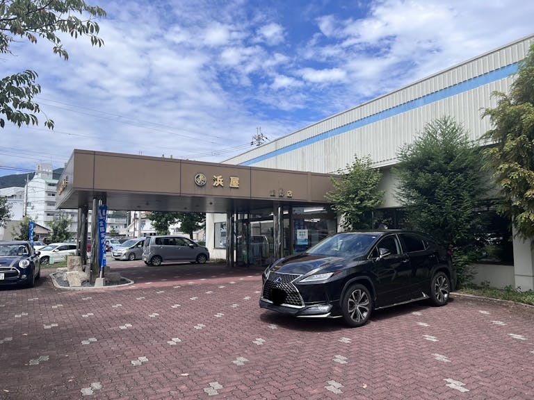 和室にピッタリの唐木仏壇コーナーはゆっくりとご覧いただけます