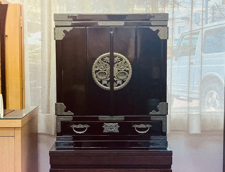 大型の金箔仏壇も種類豊富に展示しております