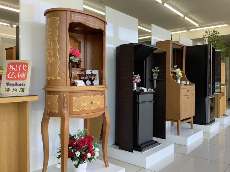 明るく広々とした店内に並ぶ現代仏壇。