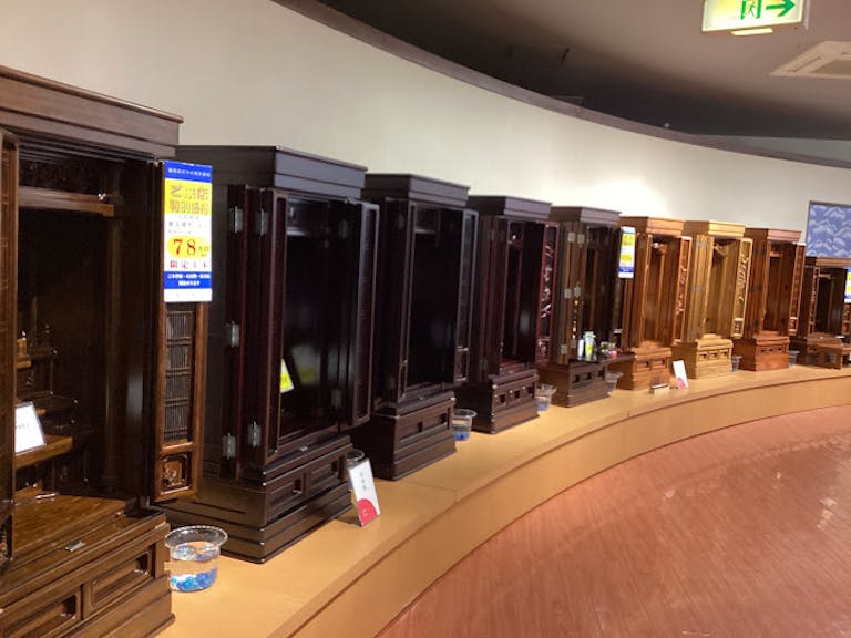 伝統的な唐木仏壇も色・柄・サイズとも豊富な品揃えです