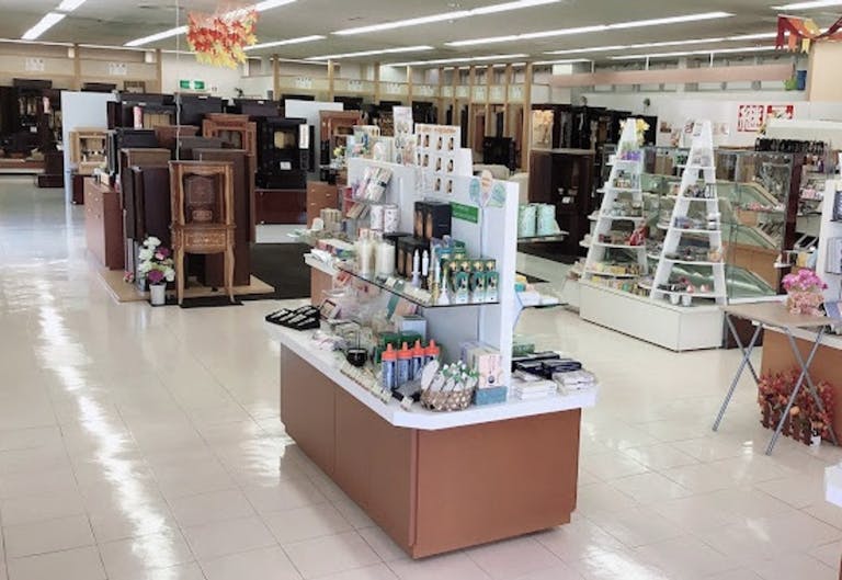 明るい店内でお仏壇やお仏具をゆったりとご覧ください