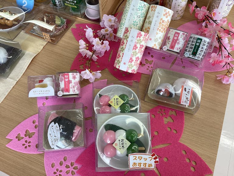 お線香・ローソクなど小物類も充実の品揃えです