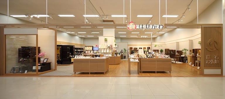 高級な金仏壇を豊富に展示しています