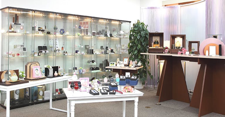 モダンな小型仏壇や手元供養品が並ぶサロンのような店内
