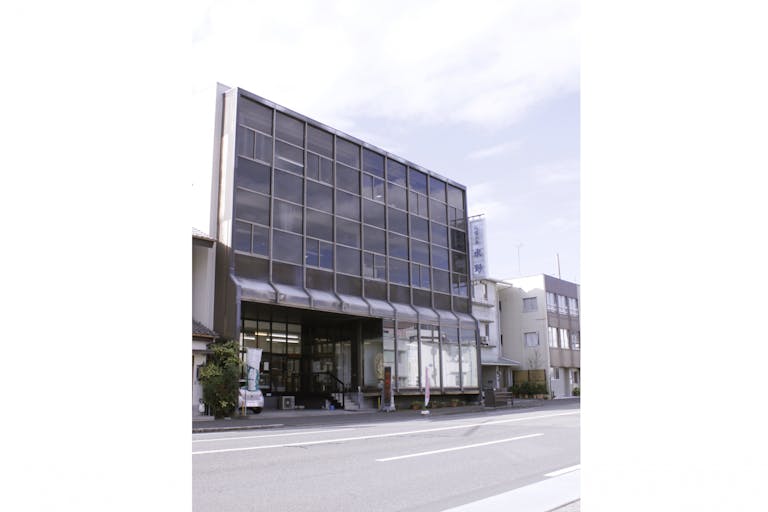 国道362号線沿いにある店舗外観